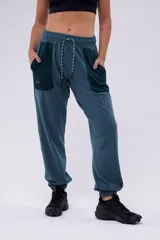 Pantalón de jogging azul con bolsillos laterales y cordón ajustable en la cintura.