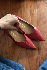 Zapatos de tacón medio en color marrón rojizo, con diseño de punta fina y escote en V en el empeine.