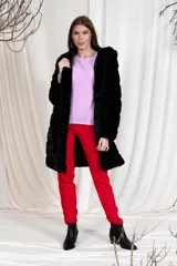 Pantalón de vestir rojo de corte recto, con bolsillos laterales y cierre lateral invisible.