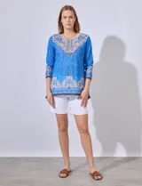 Blusa estampada marca Ruby Rd, color azul con estampado cachemir en tonos celeste, amarillo y blanco. Cuello a la base con aplique de brillos y mangas 3/4.