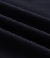 Remera de algodón color negro, con corte relaxed, cuello redondo, mangas cortas y estampa pequeña en el pecho con texto descriptivo.
