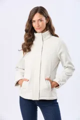 Campera de neopreno en color blanco hueso, con cierre frontal y botones a presión. Presenta cuello alto, mangas largas y bolsillos laterales. Diseño funcional y versátil para uso diario.