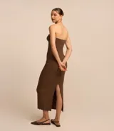Vestido midi de ribana color marrón, sin breteles, con escote corazón fruncido y abertura en la parte trasera.