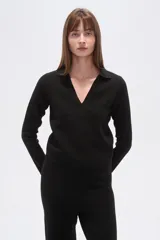 Cardigan negro de poliéster con cuello camisero, cierre frontal con botones y diseño jacquard.