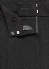 Pantalón de vestir de corte recto y tiro medio, con diseño de pinzas frontales, trabillas para cinturón y cierre oculto. Cuenta con bolsillos laterales y bolsillos de ribete en la parte posterior.