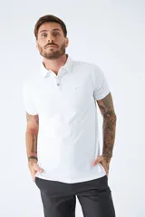 Polo de jersey gris con calce regular, logo bordado y mangas cortas. Confeccionada en 97% algodón y 3% spandex.