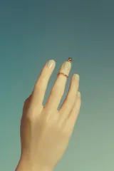 Anillo midi dorado con esfera, de la colección MakeUP.