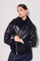 Campera negra de cuero sintético con cuello y puños de piel sintética. Corte oversize y cierre frontal con cremallera.