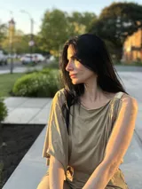 Blusa color verde con detalle de hombrera dorada.