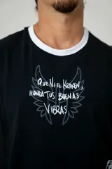 Musculosa negra de algodón elastizado con cuello y sisas en blanco. Estampado frontal con texto y dibujo de un kraken.