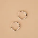 Aros tipo argolla pequeña de plata 925 con diseño torneado.