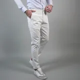 Pantalón de gabardina color blanco, de corte ajustado y tiro medio, con bolsillos delanteros y traseros.