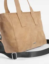 Cartera tipo shopper de cuero vegano en color marrón con acabado efecto gastado. Presenta un diseño amplio y flexible, ideal para uso diario.