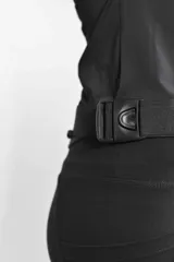 Riñonera deportiva de diseño plano y ergonómico, color turquesa, con cierre frontal y detalles reflectantes. Cuenta con una correa elástica ajustable y salida para auriculares.