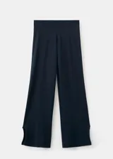 Pantalón azul marino de tiro medio, corte recto y holgado con aberturas laterales en el bajo.
