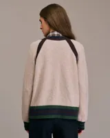 Cárdigan de punto color beige con mangas largas y ribetes en marrón, azul y verde.