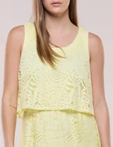 Vestido largo amarillo de encaje calado, sin mangas y con escote redondo, diseñado con superposición de capa corta en el busto y forro interno.