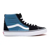 Zapatillas Vans Sk8-Hi de caña alta, con paneles laterales de lona azul y puntera, talón y lengüeta de gamuza negra. Presenta la clásica sidestripe blanca en los laterales y suela de goma blanca con detalle rojo en el talón.