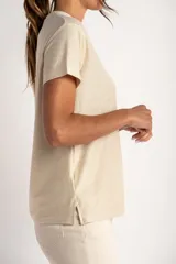 Remerón de manga corta, cuello redondo y calce oversize, en tejido de punto con brillo sutil.