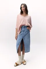 Sweater de tejido de punto color celeste, con escote en V y calce holgado. Confeccionado en lana italiana.