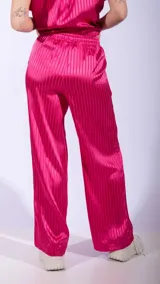 Pantalón blanco de satén con rayas verticales en relieve, corte palazzo y cintura elastizada con cordón ajustable.