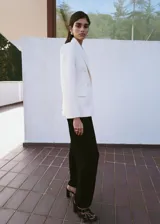 Pantalón balloon negro de punto fino y elástico, de diseño largo con cintura ajustable con goma y bajo con goma elástica.