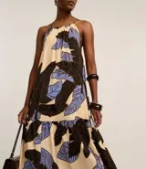 Vestido evasê largo midi de frente única, confeccionado en viscosa, con estampado de hojas en tonos beige, negro y celeste.
