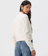 Saco de tricot negro de corte regular, con cuello polo, mangas largas y cierre frontal con botones. Presenta un diseño clásico y versátil.