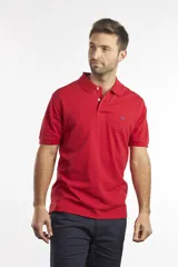 Remera polo de piqué color rojo, con cuello y puños en rib, cierre frontal con botones y logo bordado en el pecho.