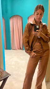 Pantalón de cuero color marrón claro, de corte recto y tiro medio.