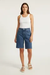 Short de gabardina de algodón color crudo, de corte recto y tiro medio. Cuenta con bolsillos laterales y traseros, cierre frontal con botón y bragueta.