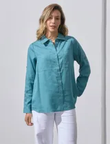 Camisa color verde oliva de lyocell, marca Cyrus. Tiene cuello con solapa, abertura central con botones, mangas 3/4 regulables con presilla y botón, y dos bolsillos delanteros aplicados.