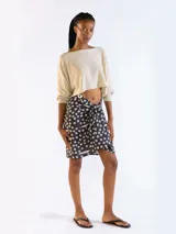 Sweater de punto color tostado con brillo lurex, escote bote, mangas largas y corte corto (cropped) holgado.