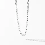 Cadena plateada de eslabones alargados.