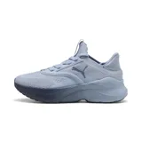 Championes de running y training Puma modelo Softride Mayve, color celeste grisáceo con diseño de malla transpirable y suela con tecnología de amortiguación.