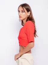 Top negro de manga corta con nudo en la parte delantera y textura diferenciada.