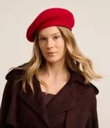 Boina estilo francesa de lana, con diseño clásico y textura suave.