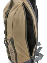 Mochila tipo morral de 8 litros, color beige con detalles en gris oscuro. Presenta un diseño ergonómico con correas ajustables para uso ambidiestro, compartimento principal con acceso lateral rápido y correas de compresión.