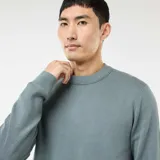 Sweater de punto de cuello redondo con puños y ruedo acanalados, de diseño clásico y corte estándar.