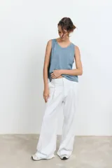 Pantalón de vestir de corte recto y tiro alto, con pinzas frontales y cierre de botón y cremallera. Presenta una silueta holgada y fluida.