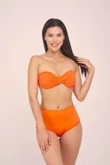 Corpiño de bikini naranja con copas de relleno fijas, bretel desmontable y cierre trasero con lazo.