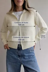 Cardigan tejido de textura suave con cierre frontal de doble vía, cuello alto y mangas largas. Presenta terminaciones en rib en puños y cintura, con un diseño versátil y moderno.