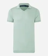Remera polo masculina de punto color verde claro, con cuello en V y mangas cortas.