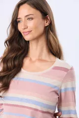 Remera de algodón de manga larga con escote redondo y estampado de rayas horizontales en tonos rosado, gris y beige.