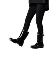 Botas de lluvia Hunter Original Short Gloss, color negro brillante, de caña corta y hebilla lateral ajustable.