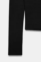 Camiseta de manga larga con cuello barco y bajo recto, confeccionada en tejido de punto liso.