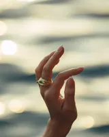 Anillo ancho de alpaca color plateado, con diseño irregular y textura rugosa. Pieza hecha a mano.