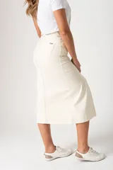 Falda midi de jean blanca con tajo frontal y botones.