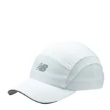 Gorro deportivo blanco de New Balance con logo reflectivo en el frente y visera curva con borde gris.