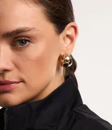 Set de tres pares de aros medianos con efecto bold. Incluye dos pares de aros dorados y un par de aros con efecto jaspeado en tonos azul marino y blanco.